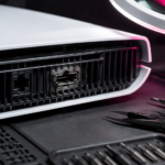 Beschadigde HDMI-poort van een PlayStation 5 op een reparatiewerkbank