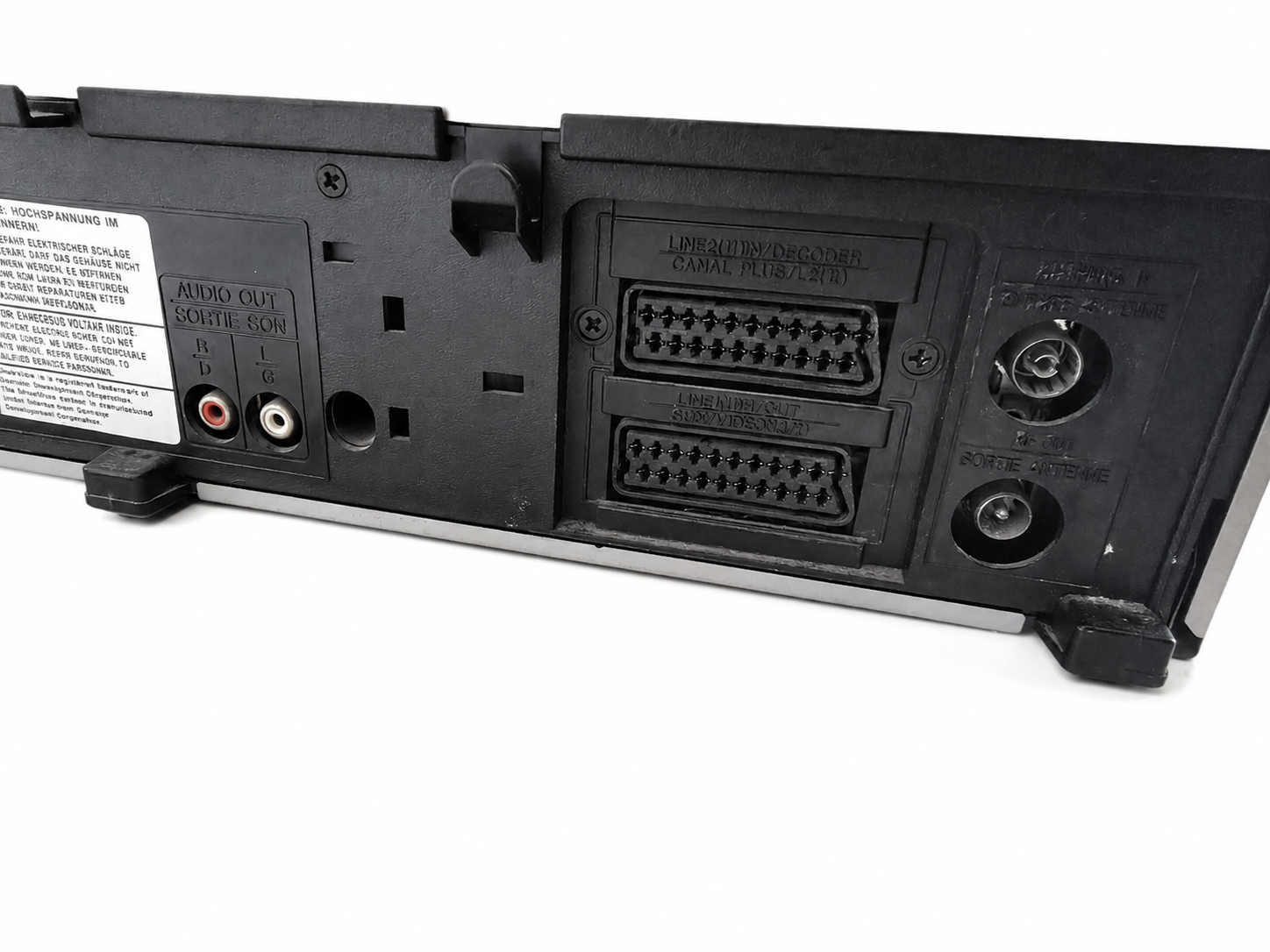Achteraansluitingen van Sharp VC-MH781GM(S) VHS-videorecorder op witte achtergrond