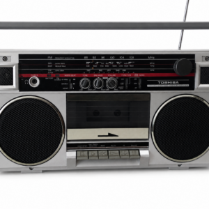 Voorzijde van Toshiba RT-90S stereoradiocassetterecorder op witte achtergrond
